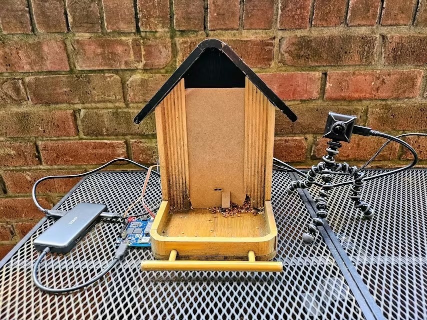 BirdFeedR is a bird-only feeder that keeps thieving squirrels away - Arduino Blog